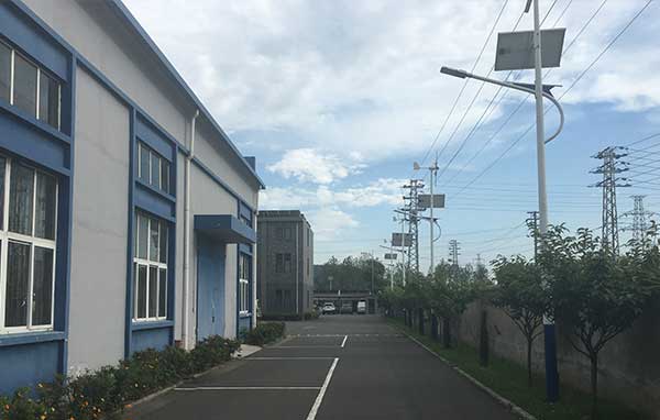 歐陸電氣廠區(qū)風(fēng)光互補路燈系統(tǒng)案例.jpg